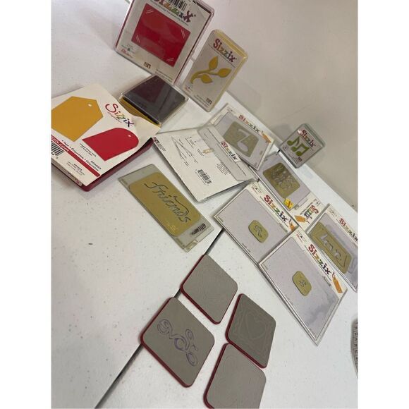 Sizzix bundle lot tags, frame, music notes, tree, leaves and more - Picture 1 of 8
